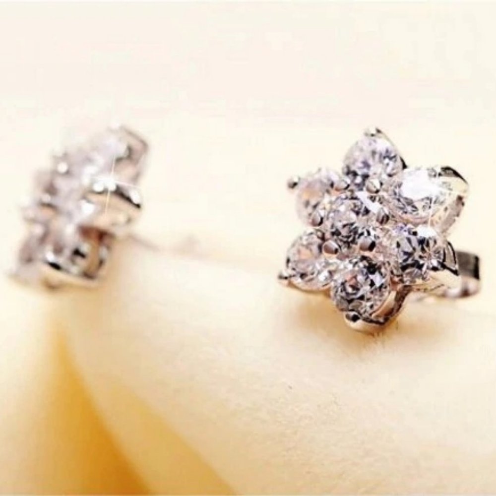 *NEW 925 Sterling Silver Diamond Flower Earrings 0 - Picture 6 of 10